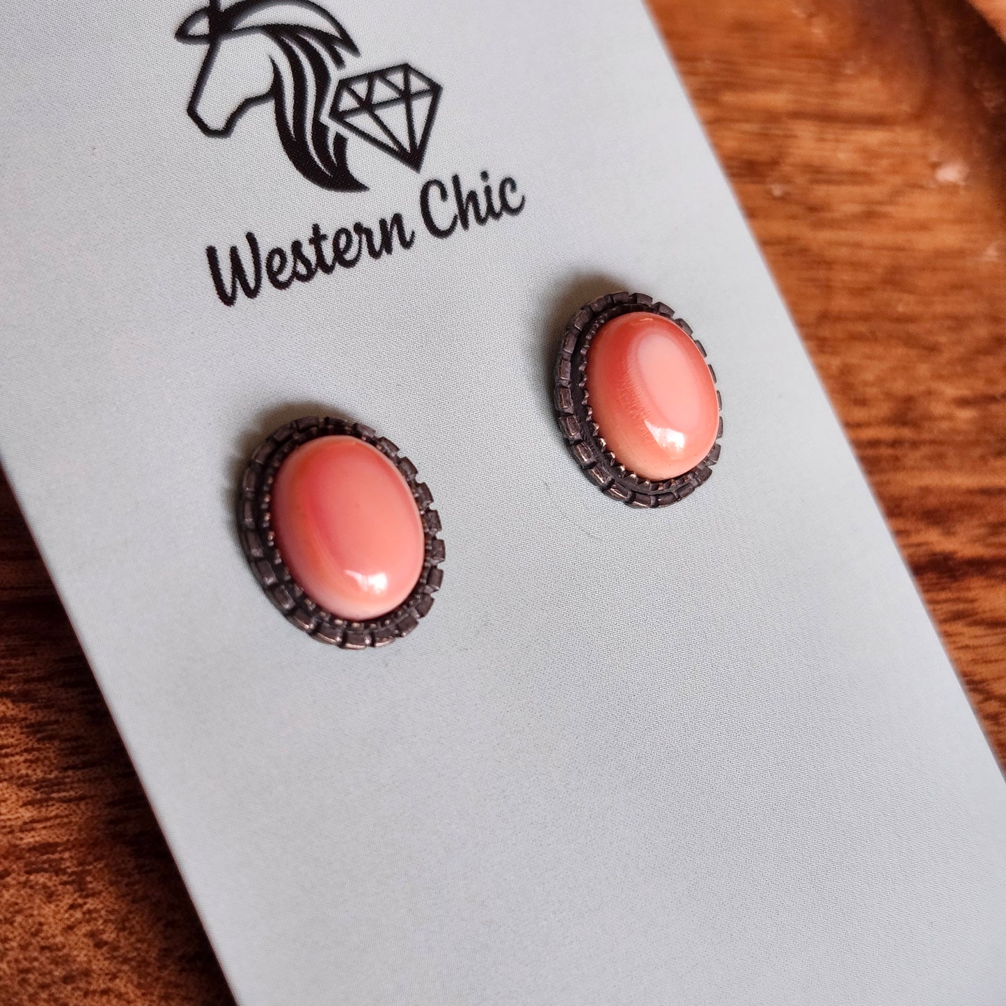 Boucles d'oreille stud ovales - Pink Conch