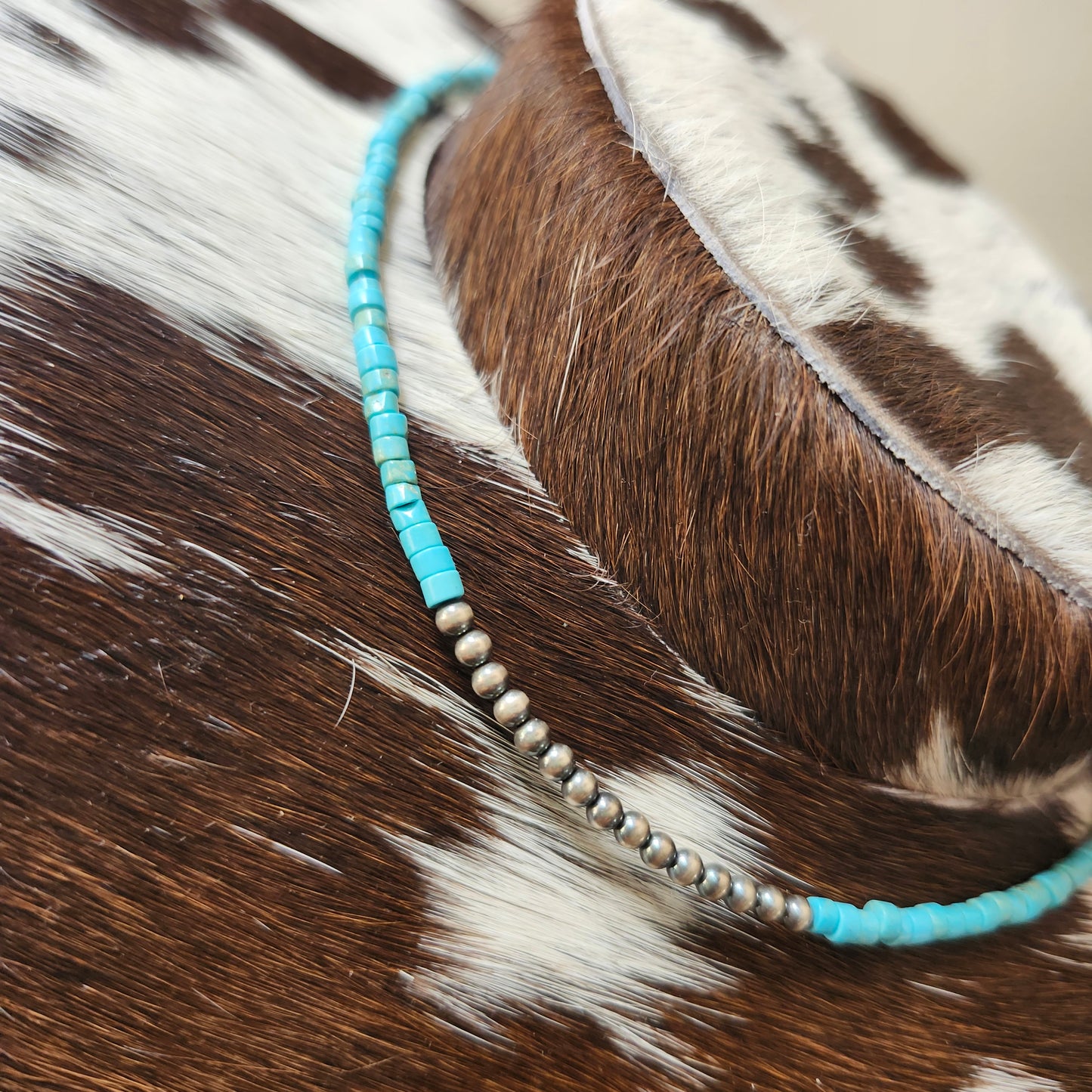 Collier choker de 14 pouces - billes heishi turquoise et perles d'argent sterling de 3mm
