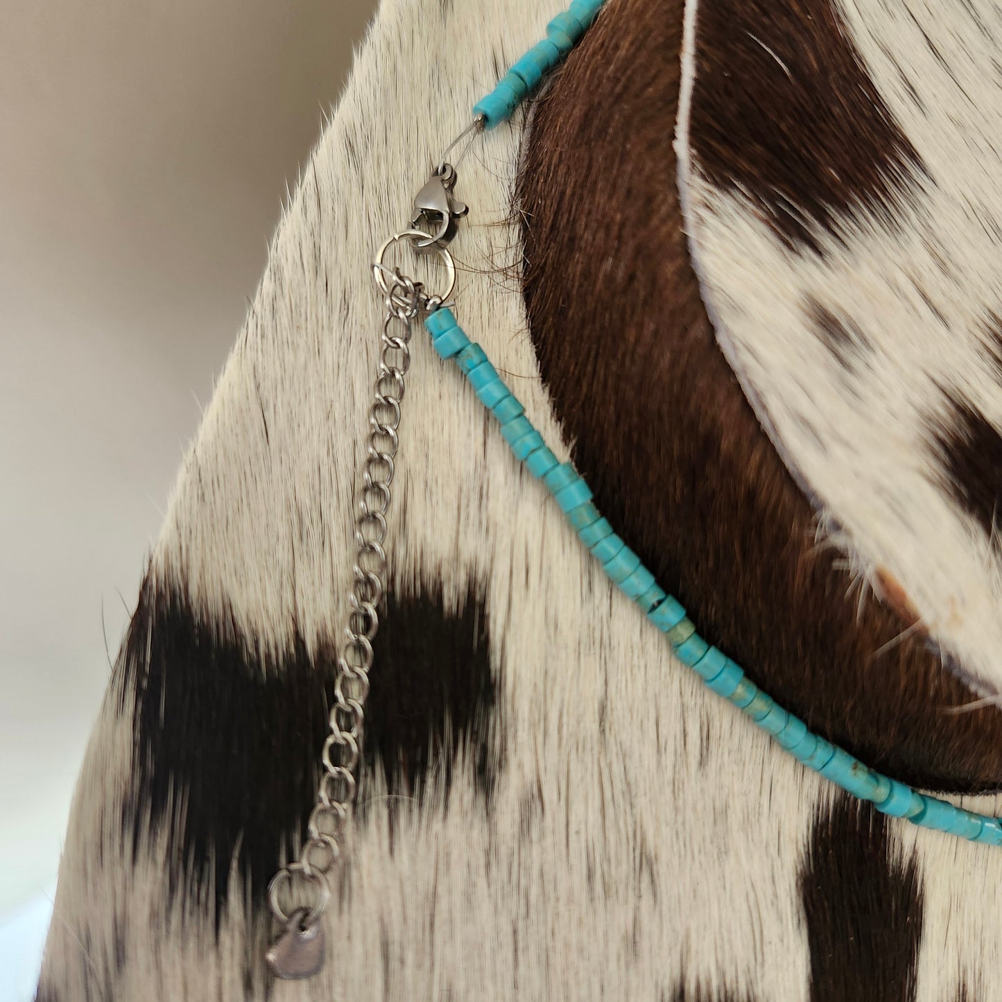 Collier choker de 14 pouces - billes heishi turquoise et perles d'argent sterling de 3mm