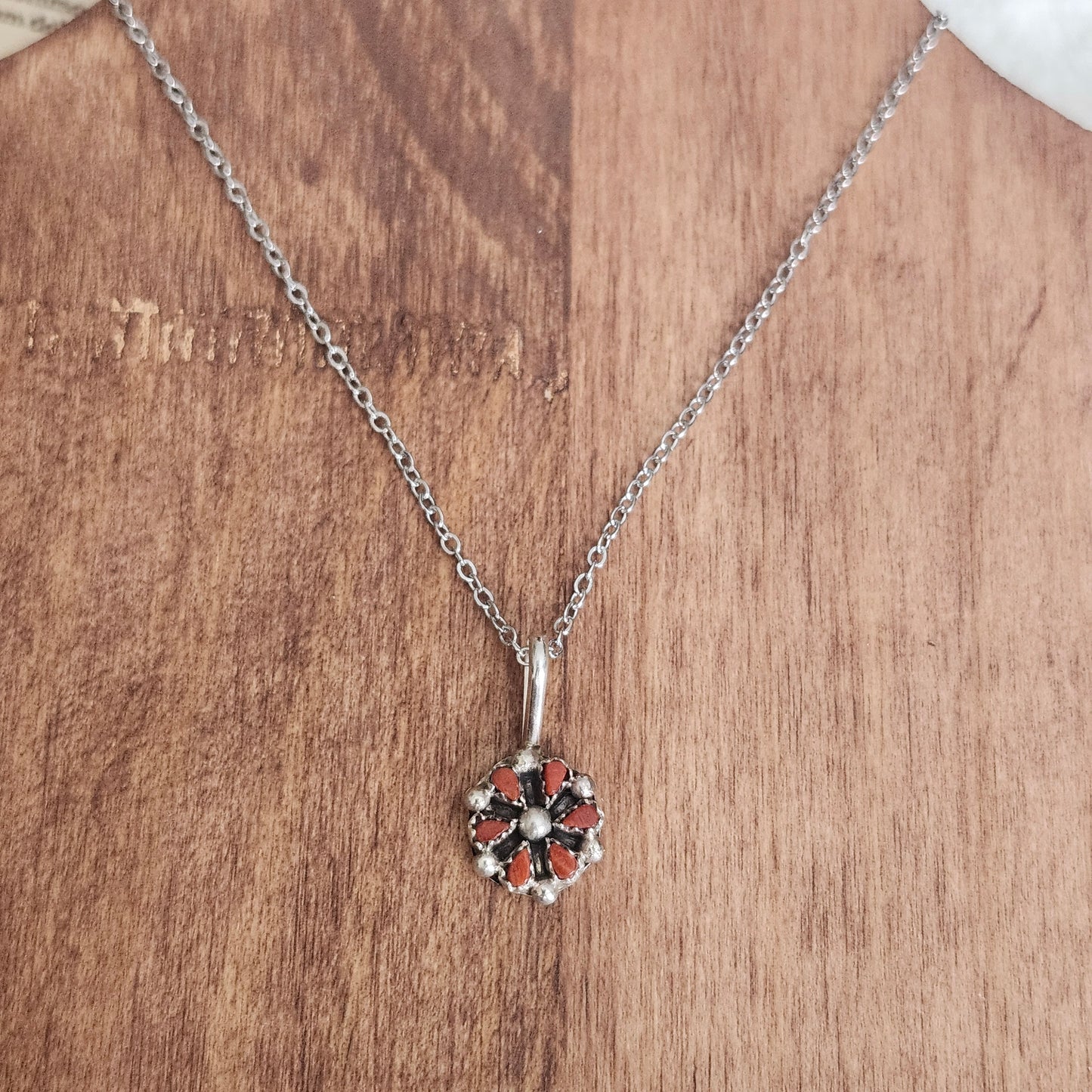 Collier avec pendentif en corail rouge