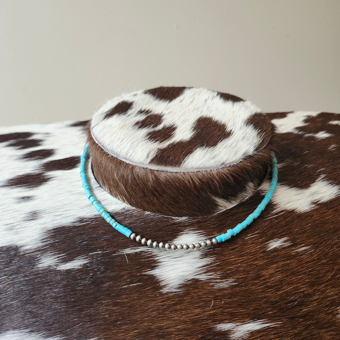 Collier choker de 14 pouces - billes heishi turquoise et perles d'argent sterling de 3mm