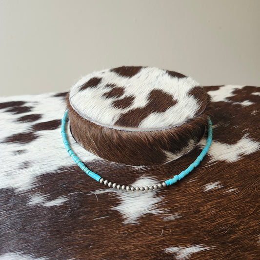 Collier choker de 14 pouces - billes heishi turquoise et perles d'argent sterling de 3mm
