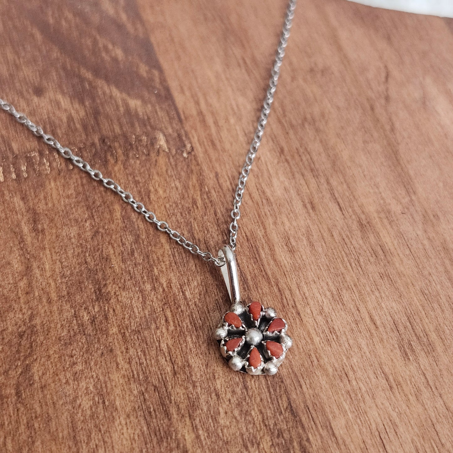 Collier avec pendentif en corail rouge