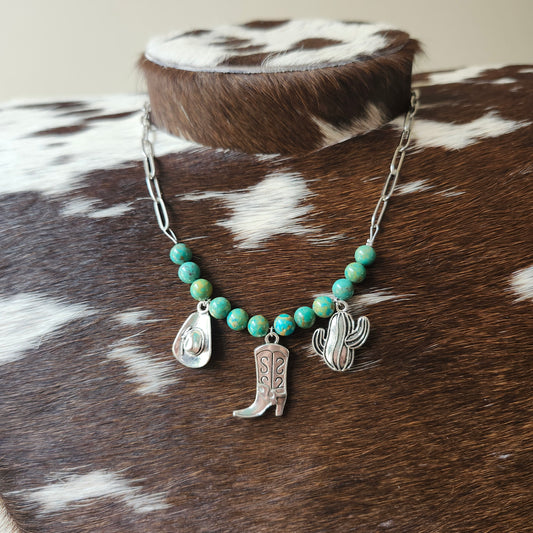 Collier de 16,5 pouces - billes de turquoise et charms western