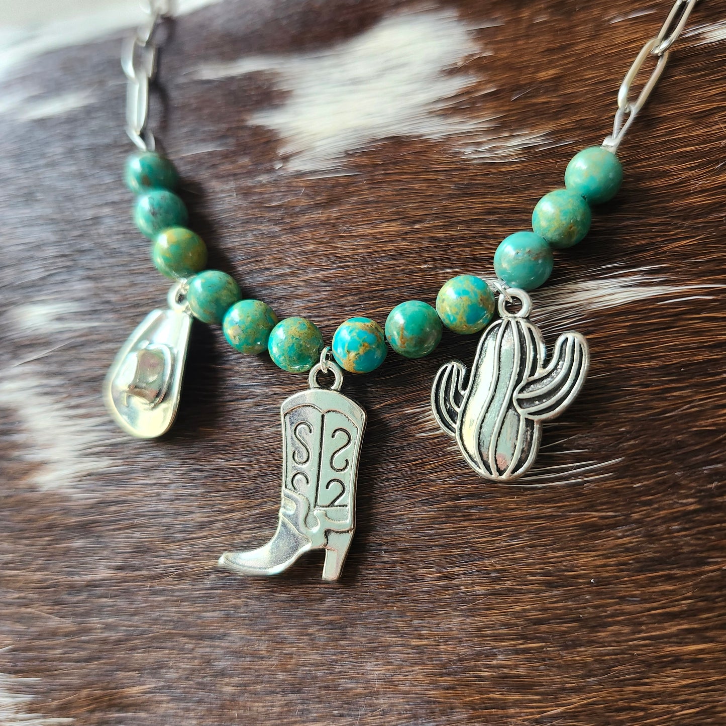 Collier de 16,5 pouces - billes de turquoise et charms western