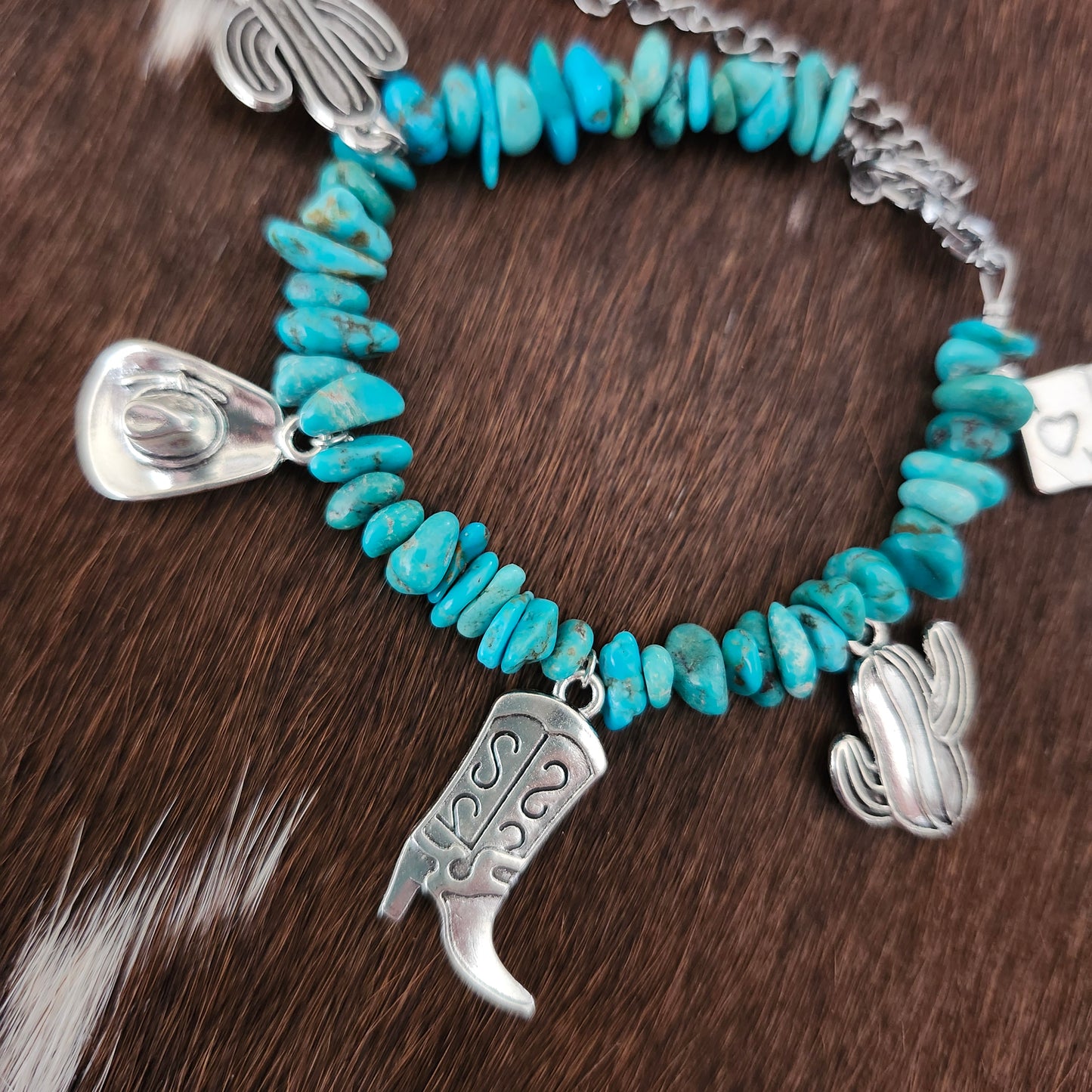 Bracelet de 6 pouces - éclats de turquoise et charms western